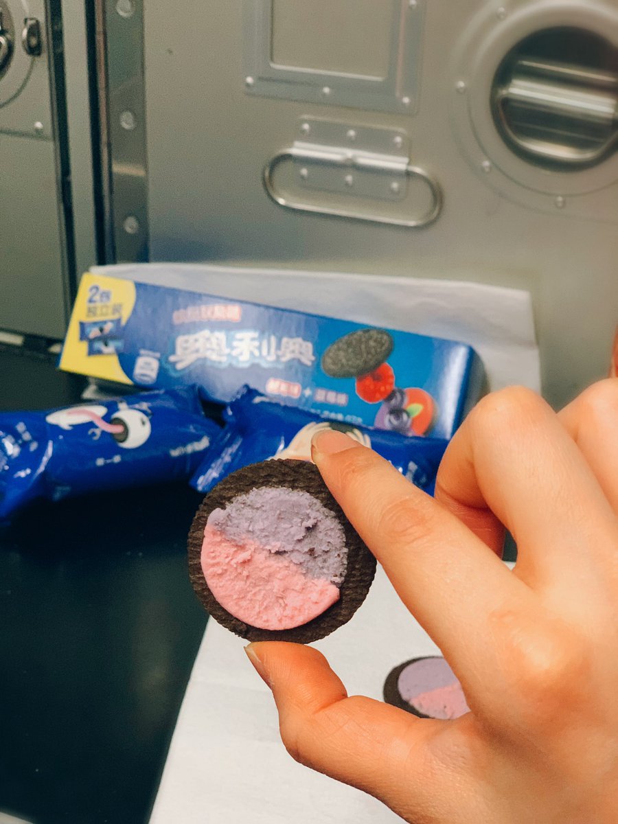 kittyjaja's tweet photo. Oreo ของพี่จีนไส้ราสพ์เบอร์รี่กับบลูเบอร์รี่ อารมณ์แบบชอบกินคุ้กกี้โอริโอ้กับไส้ของดิวเบอร์รี่แล้วอมซูกัสอยู่ เหยยย มันฟรุตตี้มากอ่ะแก ดือออออออ #อร่อยไปแดก #อร่อยจนต้องรีวิว #อร่อยบอกต่อ #ขนม #ขนมจีน https://t.co/FPHZ1VMwAL