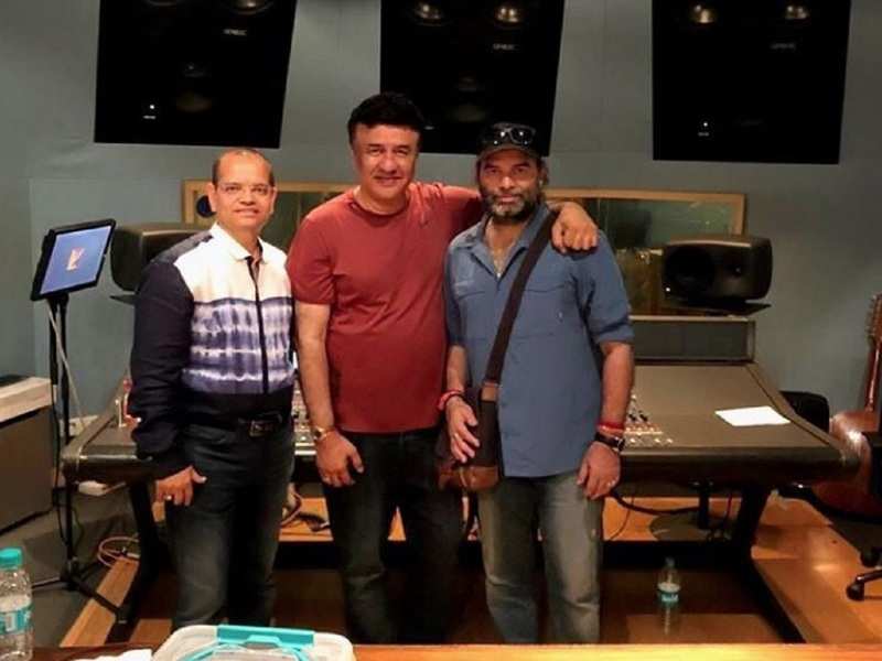 IndianRecordss's tweet photo. Mohit Chauhan collaborates with Anu Malik for a track after a decade. #AnuMalik #MohitChauhan #singers #bollywood #musicians #SaturdayMotivation #SaturdayVibes #weekendvibes 
Read More : https://t.co/VrstDCJBRu https://t.co/OG58qLcQSK