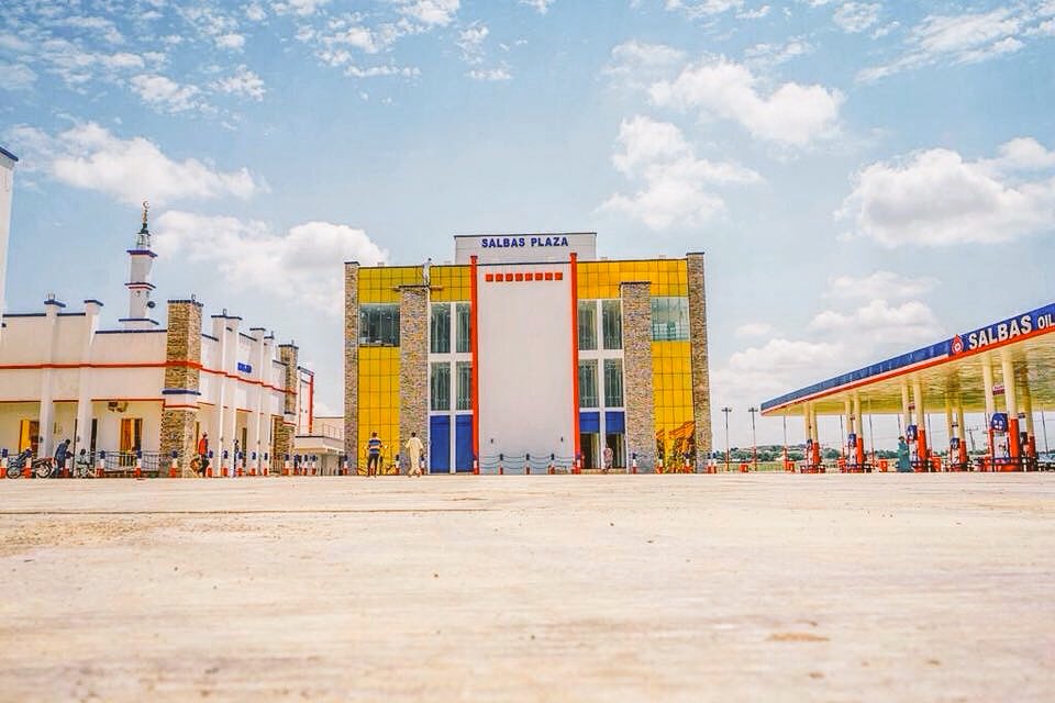 Goganorg's tweet photo. Kano has built the biggest filling station in northern Nigeria. Wema Bank is financing this $300m PMS tank farm in Ogun. Pinnacle Oil is building a N4.9bn tank farm to store 600,000 metric tonnes. I have a feeling fuel scarcity is about to be relegated to the dustbin of history. https://t.co/BSCFTI3Nbz