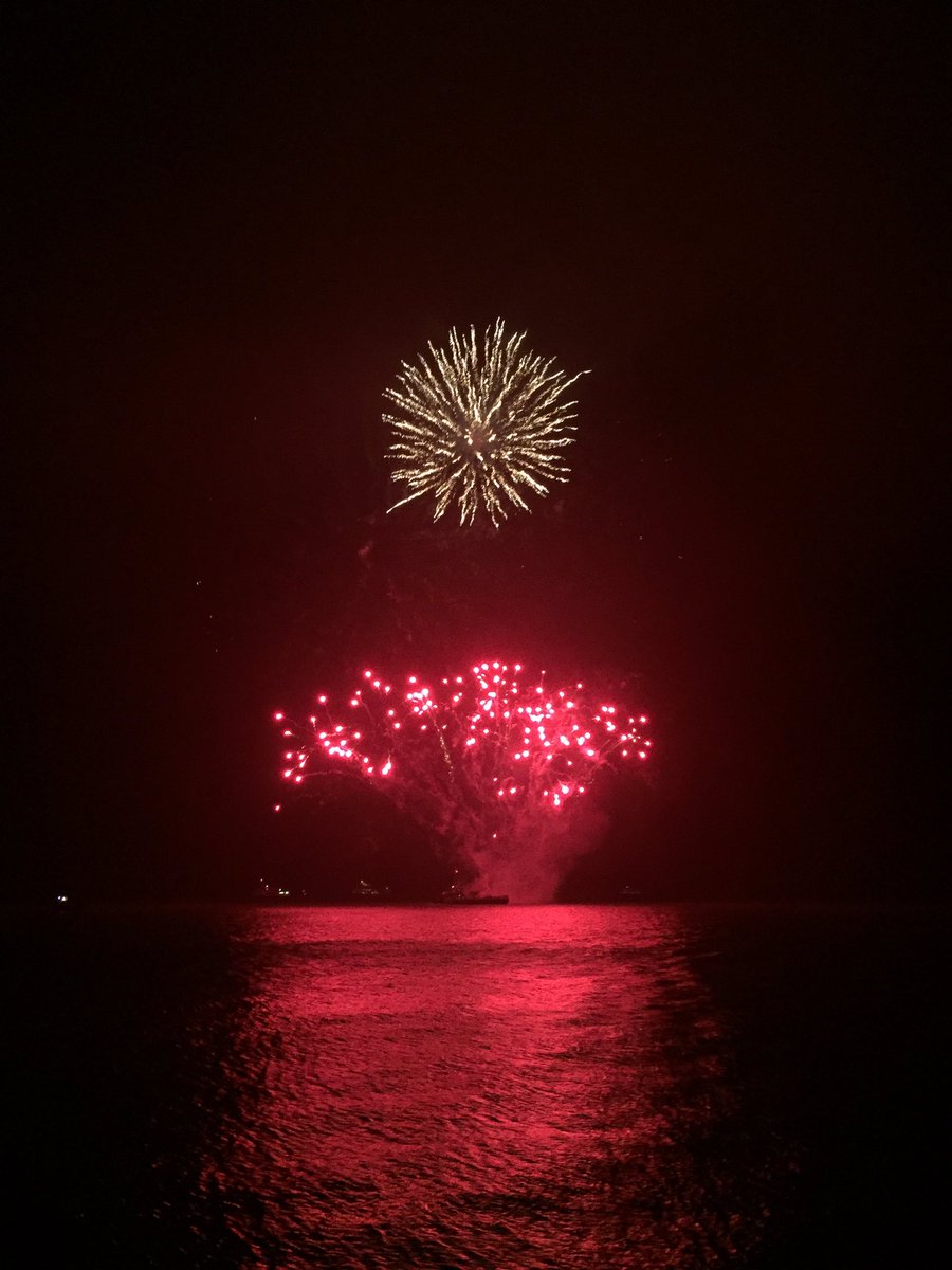 heelas_leila's tweet photo. Brisk walk to Cowes Week Fireworks. Rain did not stop play. #AHPsActive  #cowesweek2019 https://t.co/bWKqDP3LSy