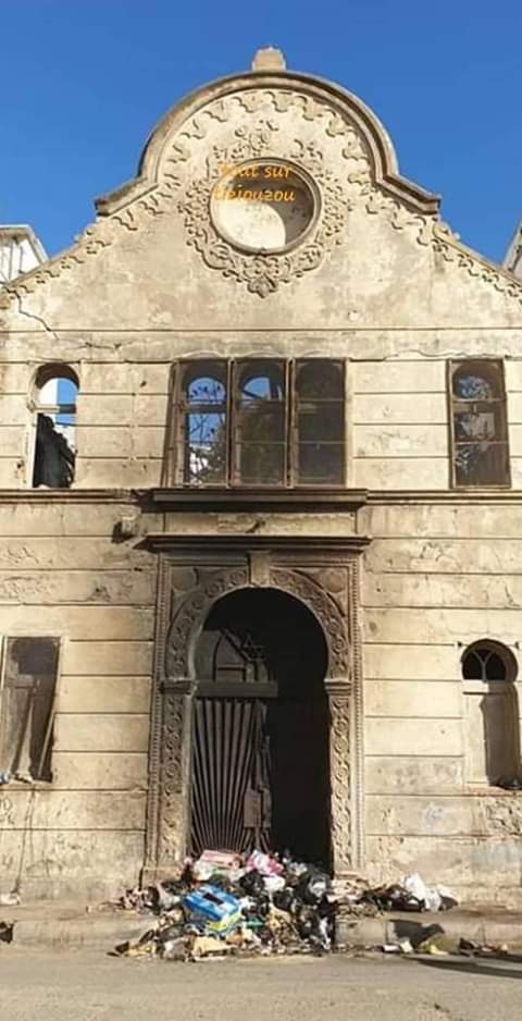 #Synagogue de #BabelOued. Incendiée en #1988 elle est laissée à l'abandon. La légende dit que jeter des ordures devant rapporterait des #hassanates et ferait du bien...
#Paysderacistes
#Algerie #Antisémitisme #judaïsme #Racisme #Algeriefrancaise #Juifs #Israël #Islamiste