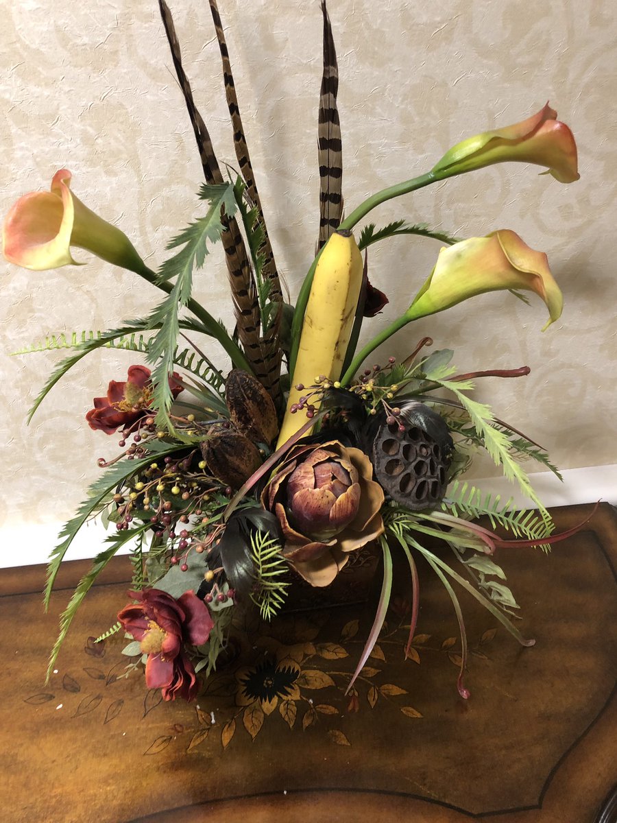 Cady_elliott7's tweet photo. so today at work, one of my residents was standing in the hall messing with one of the plants. so I went down to her and was like "Mary, whatcha doin" and she said "I'm adding color to the flowers" so I look.........AND SHES PUTTING BANANAS IN THE PLANTS https://t.co/tk6AV2gU9i