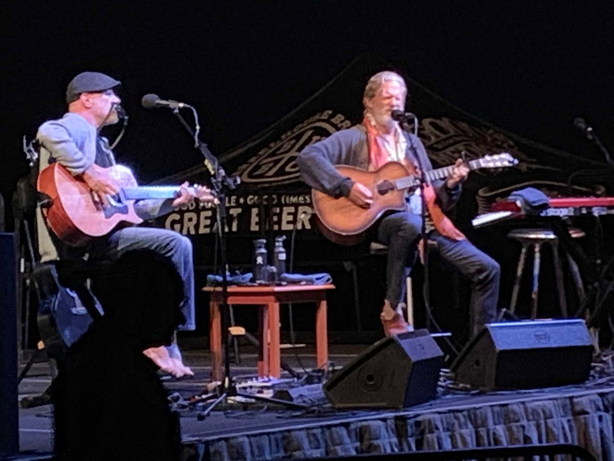 evenanerd's tweet photo. ⁦⁦@Jeffbri11653638⁩ Jeff Bridges performing ⁦@PresquileWine⁩ on a magical evening. #NaturalSetting #Wine #Music https://t.co/Ac1aNREIqC