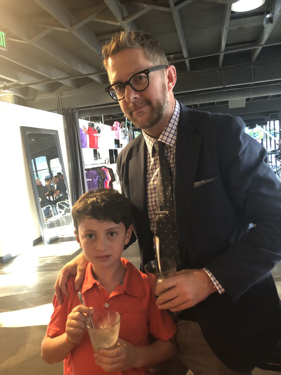 MizReilley's tweet photo. Martin has the best night ever. #simonwho #happyhour #lookserious https://t.co/Jjcx5zZ56G