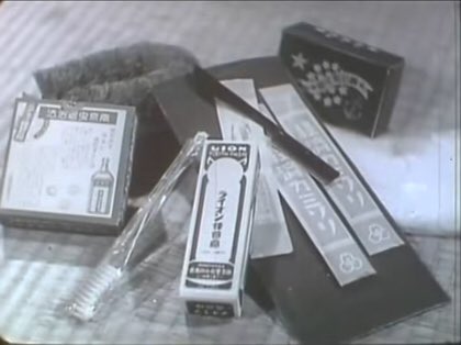 画像を見ながら当時の慰問袋の中身を再現！