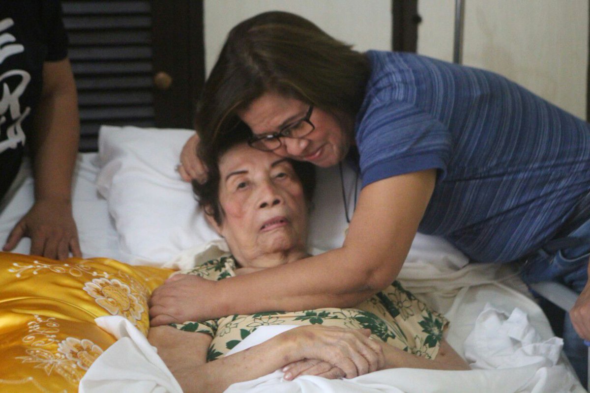 manayleila's tweet photo. Narito po ang masaya at emosyonal naming pagkikita ni Mommy sa aming bahay sa Iriga.

Patuloy pa rin po kaming humihingi ng inyong dasal para sa panunumbalik ng lakas at pagbuti ng kanyang kalusugan.

Muli, isang taos-pusong pasasalamat po mula sa aming buong pamilya.#OneForLeila https://t.co/1EQIsdN7Gq