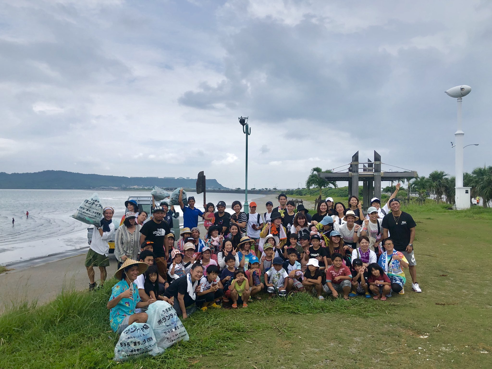 Hy Official ビーチクリーンが終了致しました Hyメンバーと ボランティアの皆様で沖縄県うるま市の海中道路周辺の ビーチをゴミ拾いいたしました 参加してくださった皆様ありがとうございました T Co 1g9zc6k87b Twitter