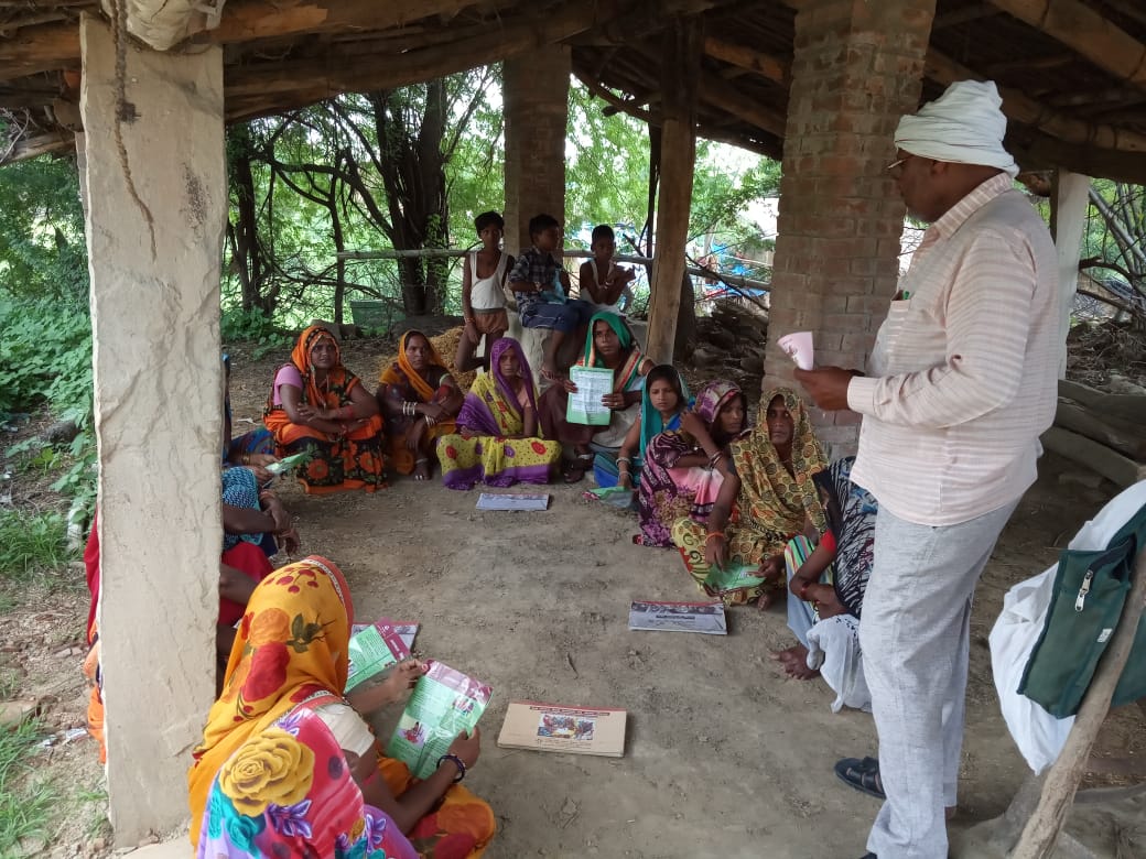 RGMVP's tweet photo. A community volunteer @RGMVP co-facilitates discussion on child health practices in a Village Organization Meeting of #SHGs #Bundhelkhand #BandaRegion #WomenInHealth #UttarPradeshCommunityMobilizaizationProject https://t.co/R9HNP6Hwn3