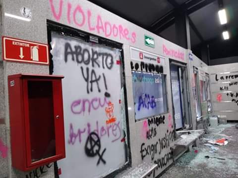 kareen_sg's tweet photo. Que oso que les preocupe más una pared pintada y un vidrio roto que una mujer violada, desparecida o muerta.

#NiUnaMenos #NoMeCuidanMeViolan https://t.co/5gLZECtMFx
