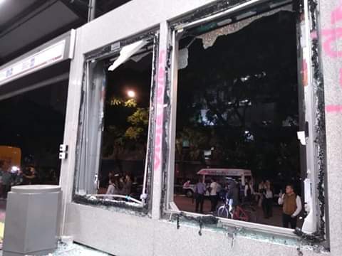 kareen_sg's tweet photo. Que oso que les preocupe más una pared pintada y un vidrio roto que una mujer violada, desparecida o muerta.

#NiUnaMenos #NoMeCuidanMeViolan https://t.co/5gLZECtMFx