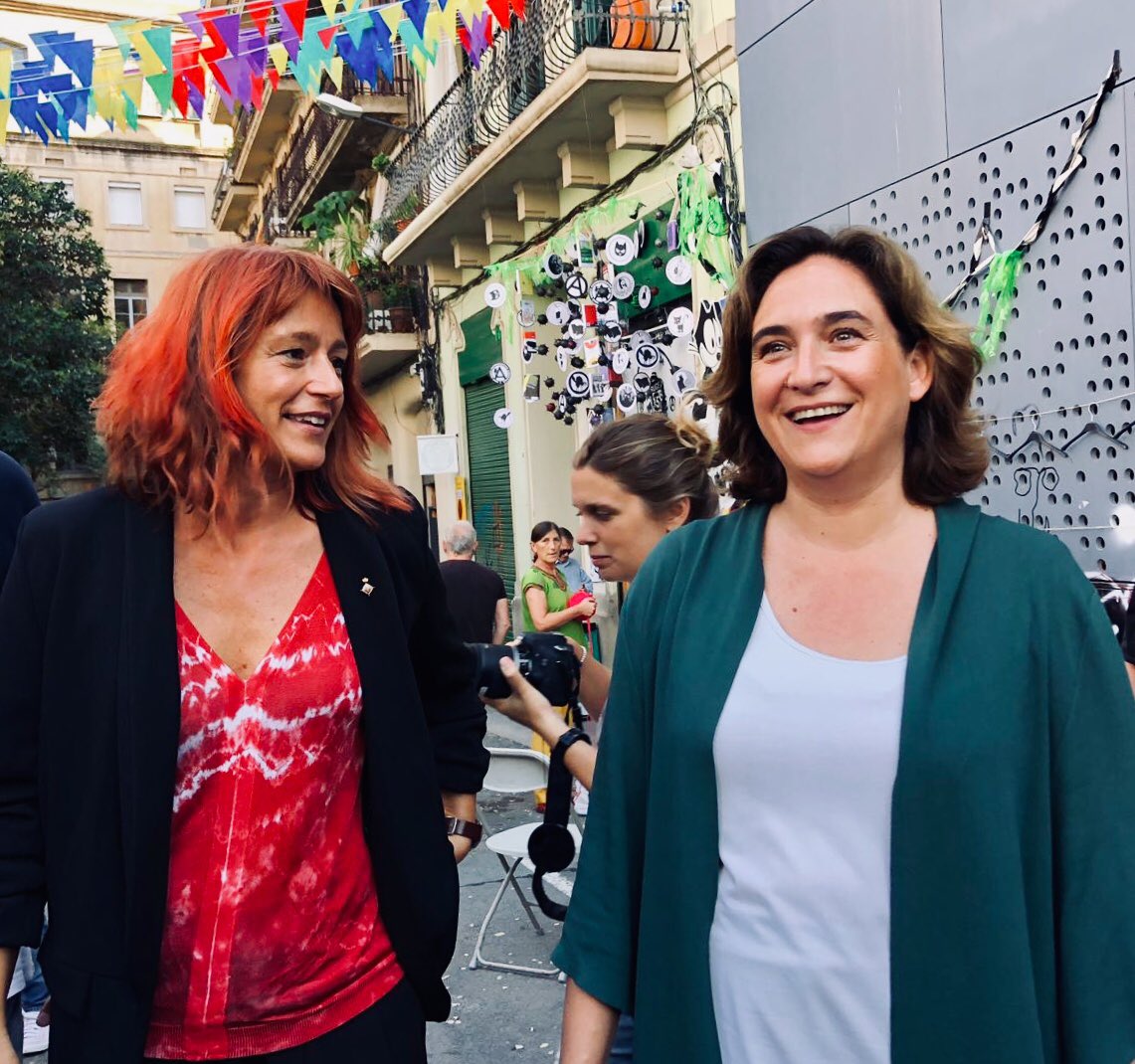 HPalafoll's tweet photo. Finalment hem vist a la Sra. Ada Colau després d'unes merescudes vacances per la feina ben feta, ha sortit de passeig per les festes de Gràcia (que ja sap, que no li xiulen), per dir que la situació a Barcelona i els 8 morts "són fets puntuals". https://t.co/OTrItdLAcI