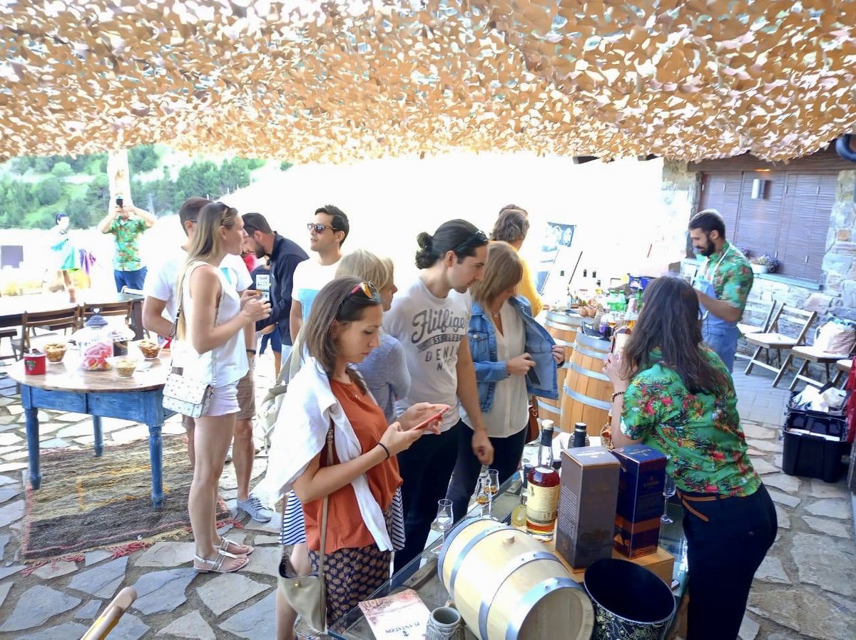 bordapi's tweet image. 🍸🍹 Experiències úniques a indrets únics 🔝 Ahir a la Borda del Pi @bordapi gaudint de la degustació de roms @PlantationRums amb la música de @FlaixAndorra 🕺🏼