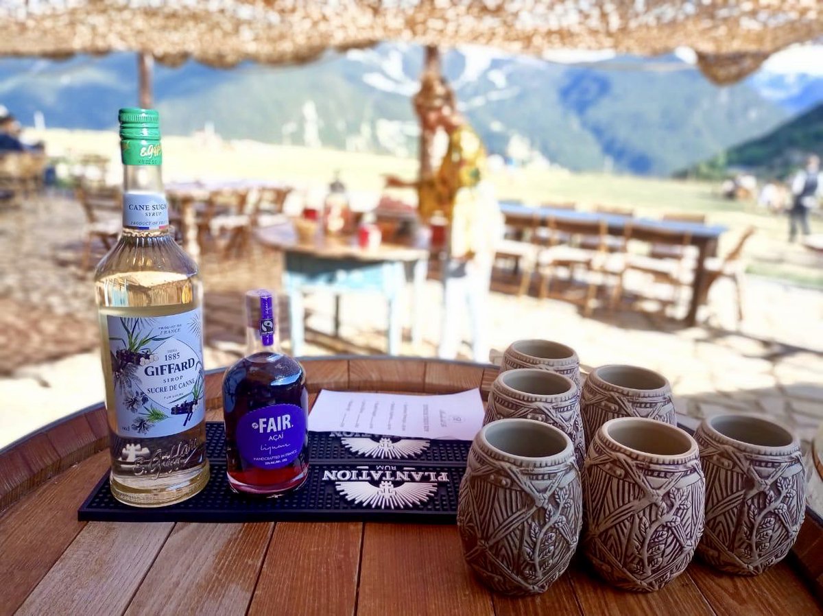 bordapi's tweet image. 🍸🍹 Experiències úniques a indrets únics 🔝 Ahir a la Borda del Pi @bordapi gaudint de la degustació de roms @PlantationRums amb la música de @FlaixAndorra 🕺🏼