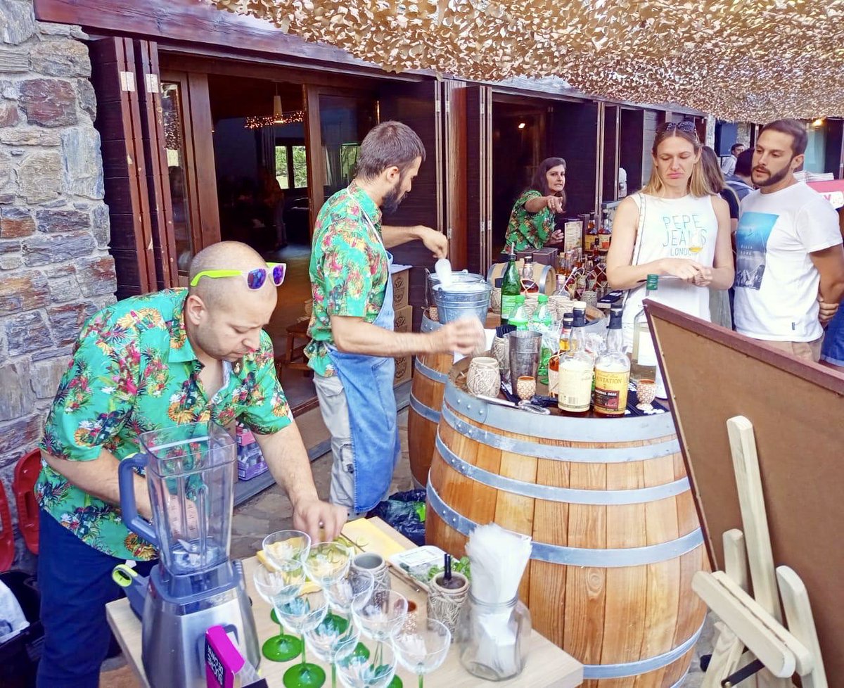 bordapi's tweet image. 🍸🍹 Experiències úniques a indrets únics 🔝 Ahir a la Borda del Pi @bordapi gaudint de la degustació de roms @PlantationRums amb la música de @FlaixAndorra 🕺🏼