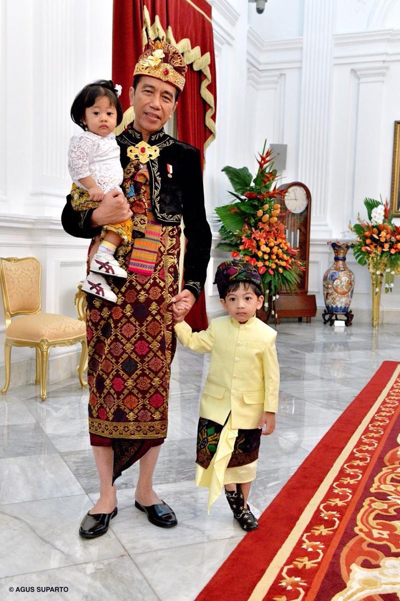 Berbagi semangat kemerdekaan dengan anak cucu, saya mengajak serta Jan Ethes dan Sedah Mirah ke pelataran istana menyaksikan Upacara 17 Agustus.