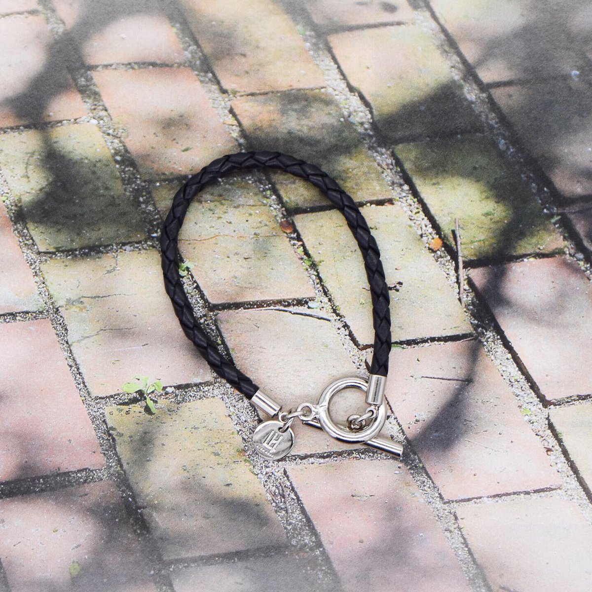 Lion Heart ライオンハート 25th Anniversary Lion Heart Web限定bracelet Firstブレスレット 牛革を編み込んだweb限定のレザーブレス T Co Ad2s4wax6x ライオンハート メンズアクセ ブレスレット 新宿マルイメン 有楽町マルイ 阪急