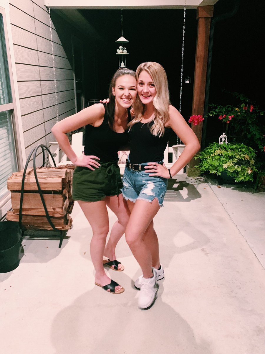 katiepilgrim_'s tweet photo. You know you’re best friends when she shows up to your house accidentally twinning you 🤪🤩💖 #ganggang https://t.co/Bd1RIUUuCH
