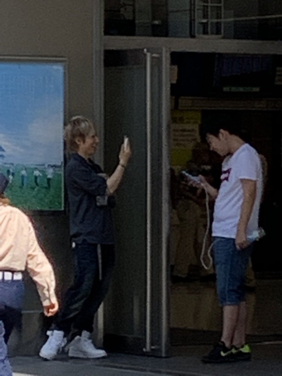 こんなことでいいのか En Twitter 加藤純一美術館の入り口前で衛門盗撮配信されてるお