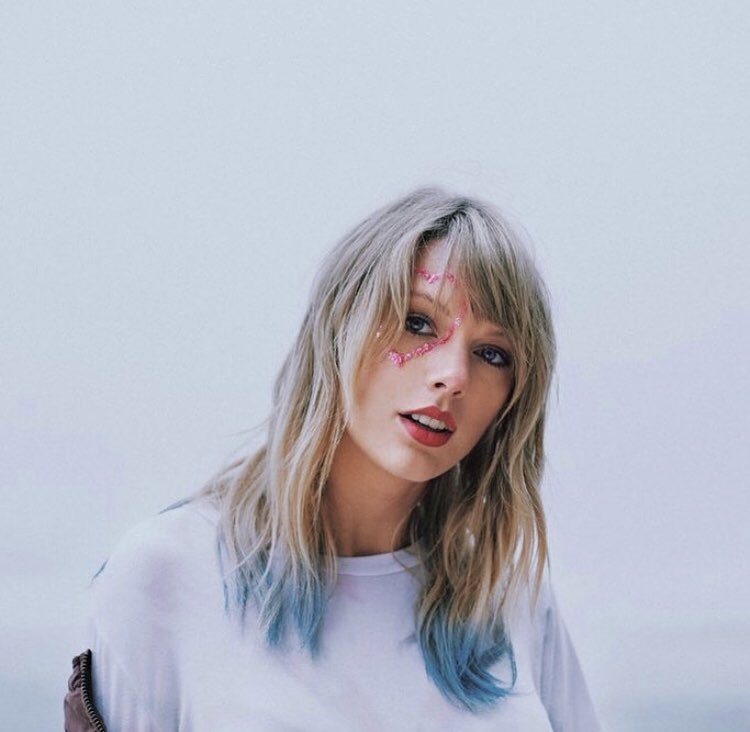 Swiftie9804's tweet photo. Look at our Queen💗💘 #TaylorSwift #LoverOutNow #LoverOutOnAugust23 #Swifties #Lover #TaylorNation https://t.co/BRBcj9AVkd