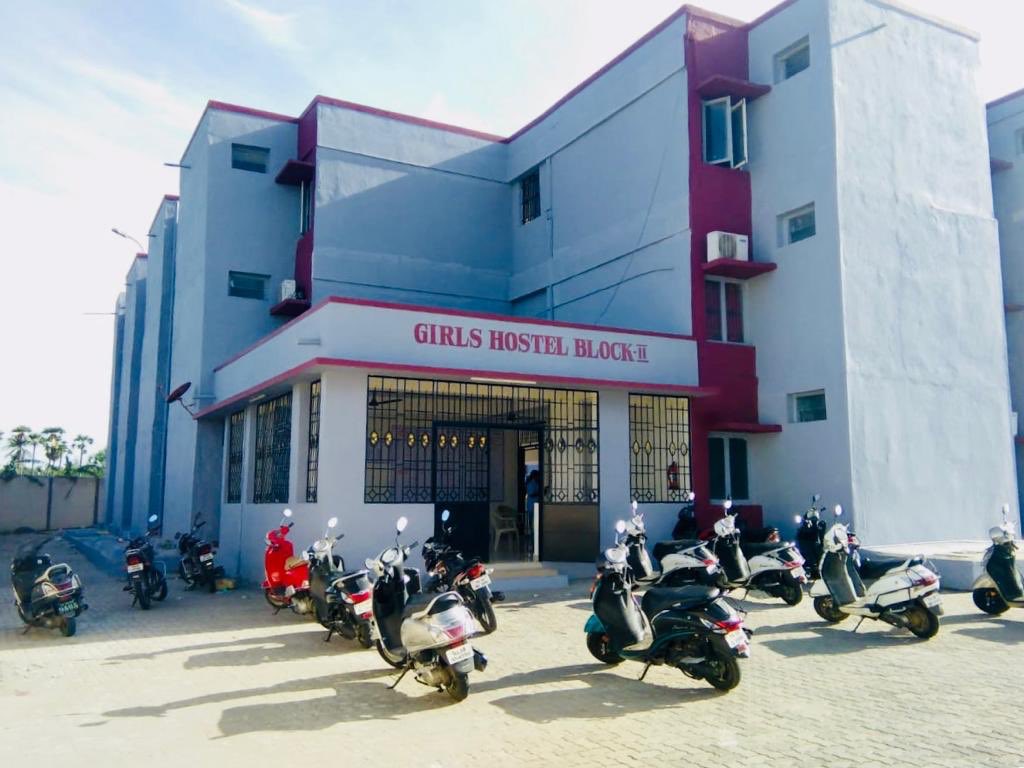 SALEMSHARAVANAN's tweet photo. The refurbished girl student hostel blocks at Variyar Medical College, Salem. Further upgradations are being arranged. The facilities can accommodate 600 residents from medical and related faculties. #VMKVMC #VMRF #KVSTAR https://t.co/1qkDVtjOny