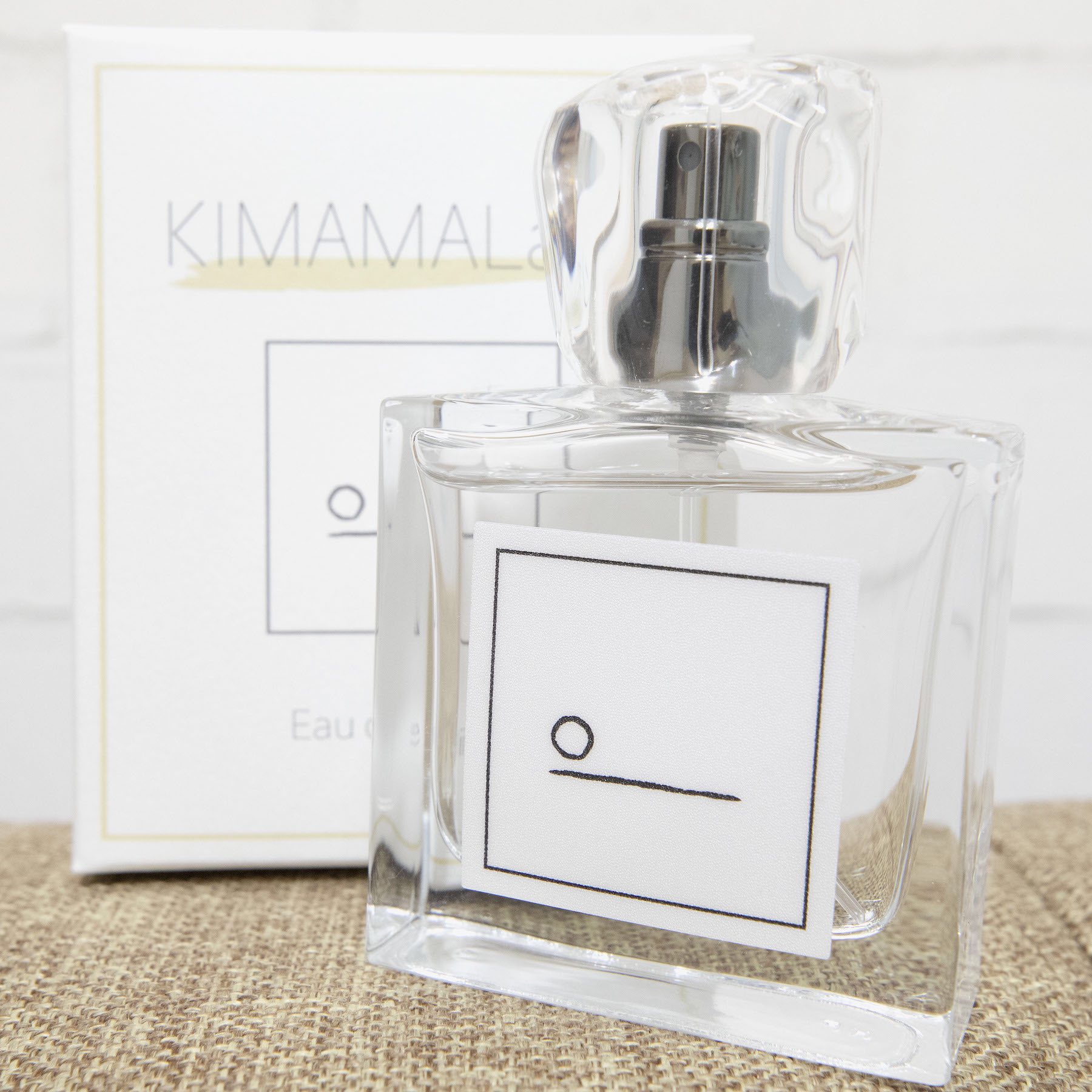 こばしり 女性も男性もつけれる香りで ホワイトティー 爽やかで綺麗 柔らかい紅茶のような香り 清楚な女性 爽やかな男性のようなイメージ サンダルウッド 爽やかだけどかっこよく 大人っぽさ溢れるセクシーな香り かっこいい系