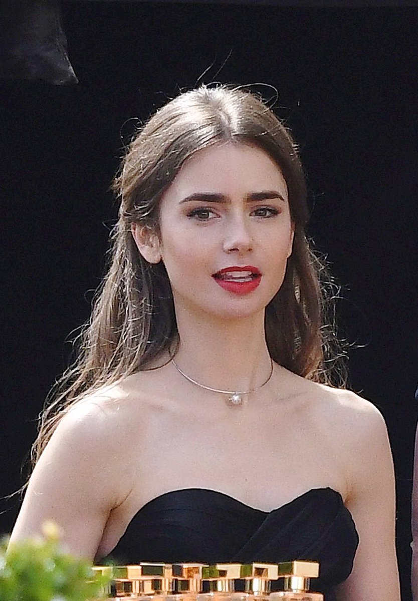 lilyjanenews's tweet photo. 📸 : Lily Collins on set for @EmilyInParis TV show in Paris, France (August 16, 2019)! https://t.co/g9Ana4Jfit
