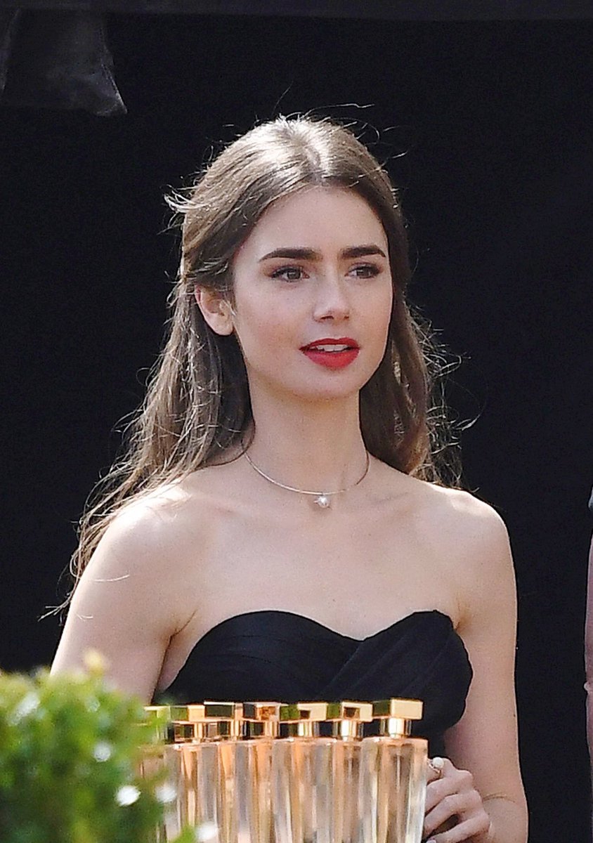 lilyjanenews's tweet photo. 📸 : Lily Collins on set for @EmilyInParis TV show in Paris, France (August 16, 2019)! https://t.co/g9Ana4Jfit