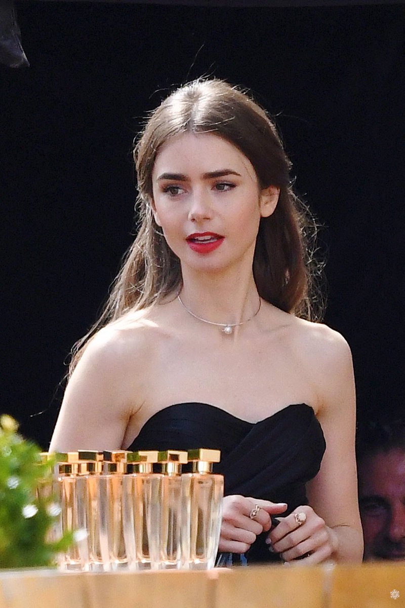 lilyjanenews's tweet photo. 📸 : Lily Collins on set for @EmilyInParis TV show in Paris, France (August 16, 2019)! https://t.co/g9Ana4Jfit