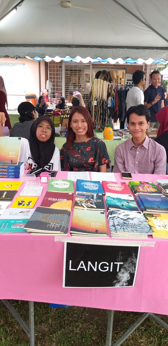 LangitOfficial's tweet photo. Cepat datang!
Sesi bertemu & bermesra bersama penulis Dreams, Delusions & Made Decisions sudah bermula. Nisa Lee akan ada di booth LANGIT sehingga 2 petang.
Mari bertemu dan bermesra di #PestaGenta https://t.co/4FxRD1yz31
