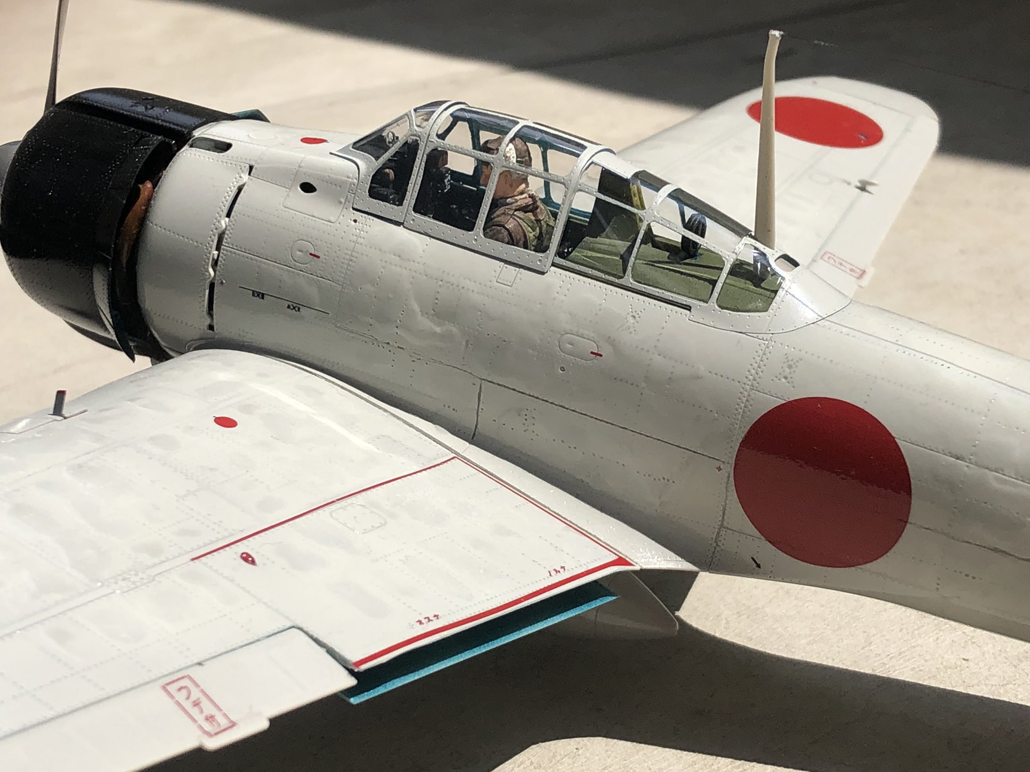 Iwarkun Sieg 今回の零戦の色 大戦初期のライトグレーの零戦 写真を見ると かなり艶のある白に近い色って感じがします てな事で 今回は Mr Color No315 米海軍標準塗装色 F 14とかと同じ色を使っています 結構似合っていると思います O T Co