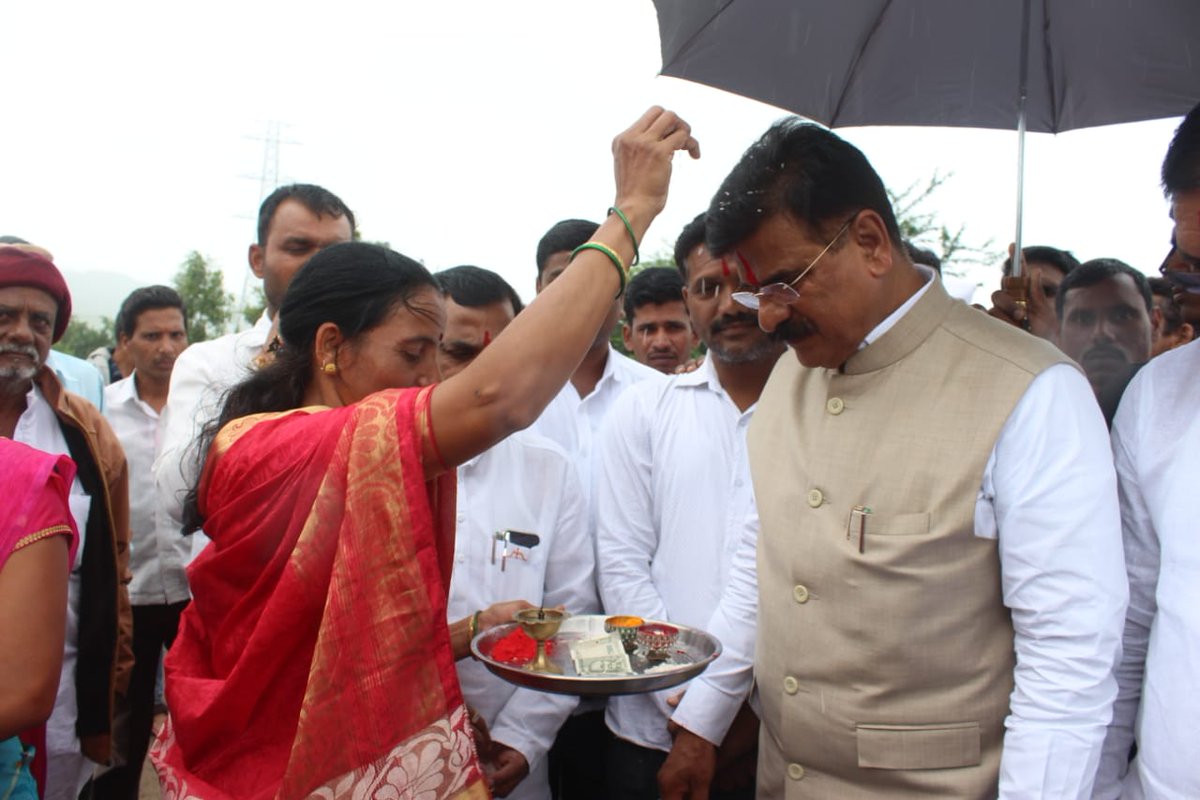 vijayshivtare's tweet photo. माझ्या विशेष प्रयत्नांतून मुख्यमंत्री ग्रामसडक योजने अंतर्गत साकार झालेल्या मौजे पिंपळे येथील सटवाईवस्ती येथील रस्त्याच्या सुधारणेच्या कामाचे भूमिपूजन माझ्या हस्ते झाले. या कार्यक्रमास अनेक मान्यवर व ग्रामस्थ उपस्थित होते.
#VijayShivtare #Shivsena #Pimpale https://t.co/L6ORP2nMP1
