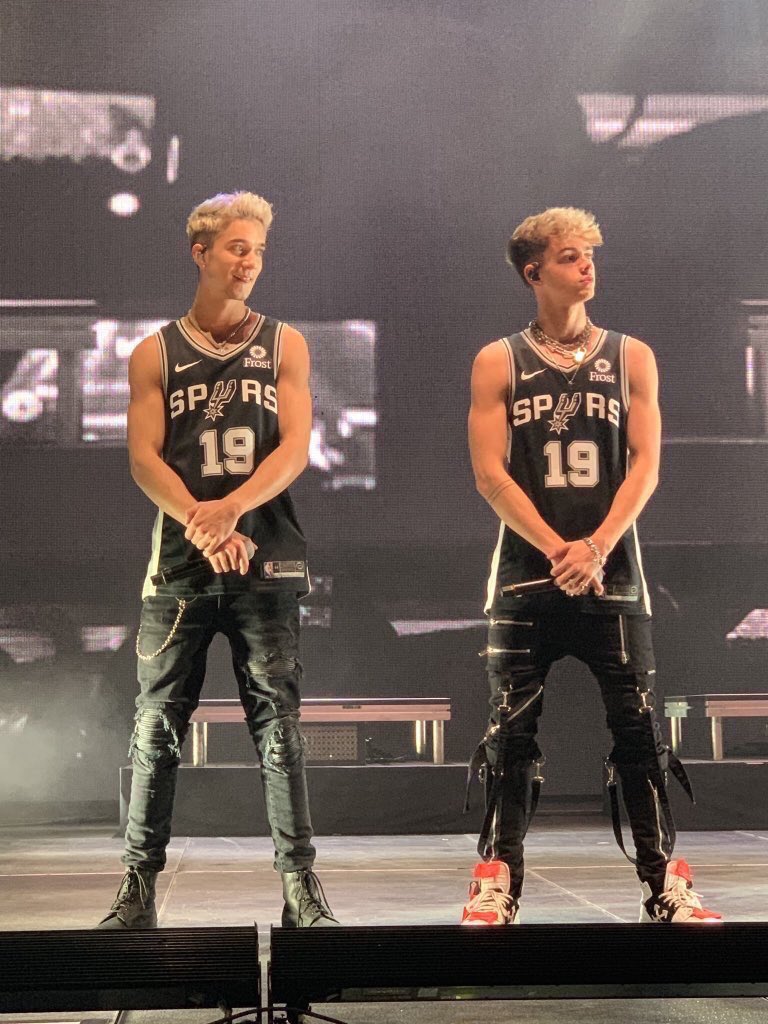 beguilebesson's tweet photo. my two favourite blondes WOW https://t.co/jOoplg48B1