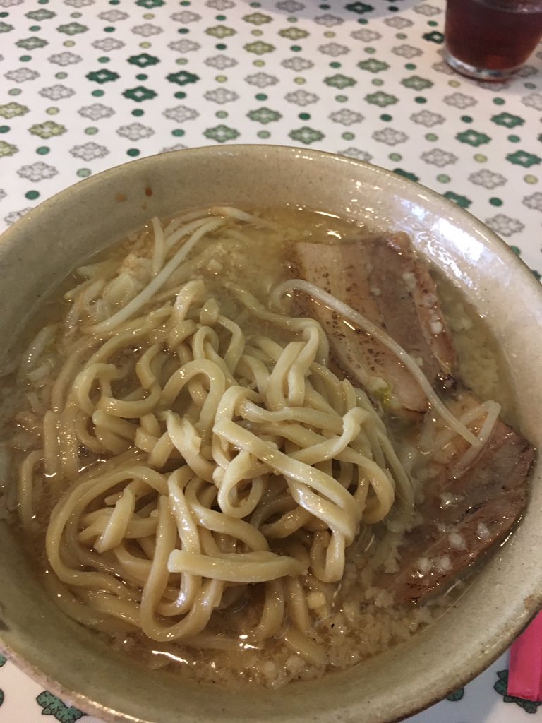 VLzBlnj4shDZqxA's tweet image. 宜野湾くろとんのG麺大盛り野菜少なめ！
ニンニクが効いてスープも麺もうまい🤩
#くろとん