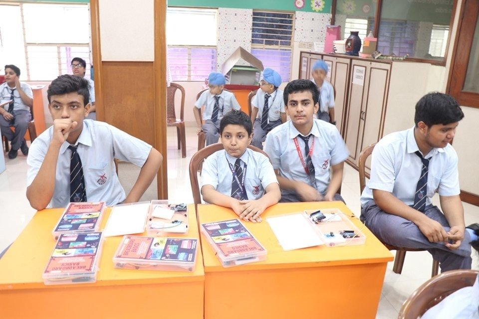 AIMtoInnovate's tweet photo. The Entrepreneurial minds are in action at the #ATLTinkerfest!

The students of Mamta Modern Senior Secondary School are enthusiastic and determined to find solutions to local community problems by working in their school's #AtalTinkeringLab. #AIMtoInnovate https://t.co/gvtO268571