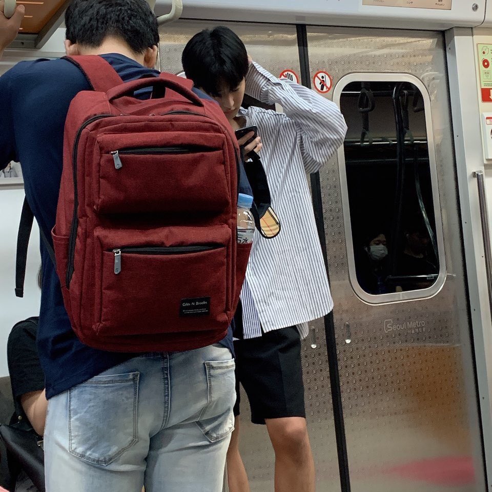 HSWBYC_TH's tweet photo. [PIC] 170819 -- วันนี้มีแฟนๆเจอบยองชานในรถไฟฟ้าใต้ดินด้วยค่ะ

แฟนๆที่เจอบอกบยองชานว่าเป็นแฟนคลับ
น้องเลยพูดสวัสดีแล้วก็ยิ้มให้เธอด้วย😊

//ก็คือเจี๊ยบชิลมาก ไม่ใส่แมสด้วย 😂

#CHOIBYUNGCHAN #BYUNGCHAN #최병찬 
cr. @.petit_YunNn https://t.co/9EwELxdoaU