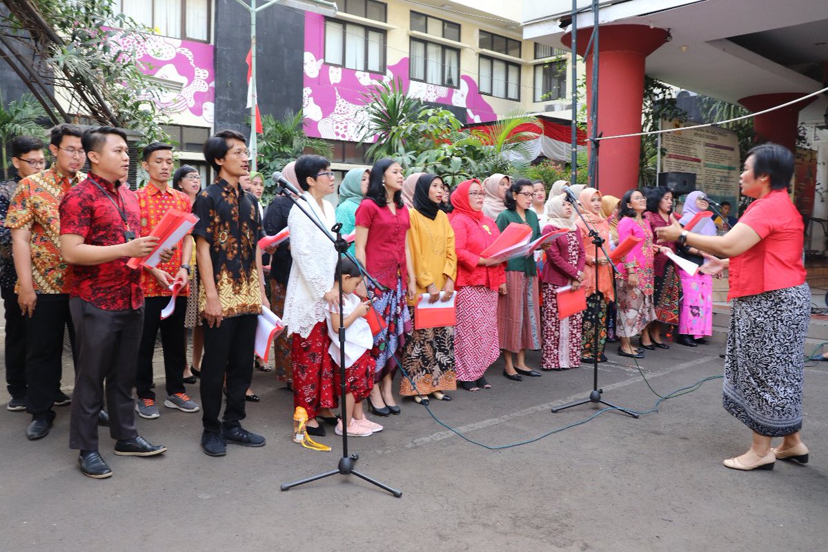 KomnasHAM's tweet photo. Bersama @KomnasPerempuan, Komnas HAM melaksanakan upacara memperingati #74RI di Latuharhary 4B Menteng.
Mari #Merdeka untuk selalu mempertegas dan memperjuangkan hak asasi manusia untuk semua.
#StandUp4HumanRights
#17Agustus https://t.co/54oj658BlI