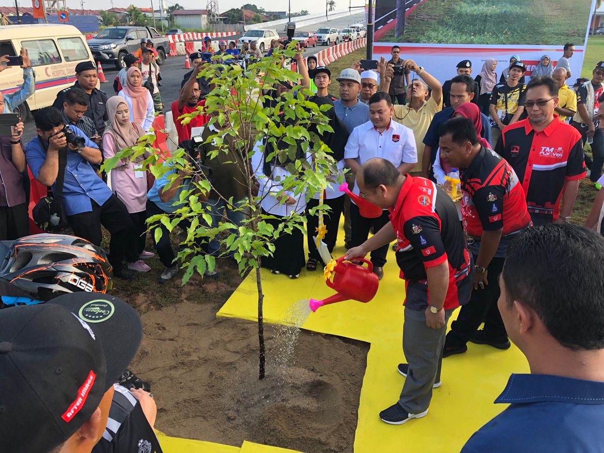 Sempena Keberangkatan Yang Teramat Mulia Tengku Mahkota Kelantan Ke Program Pelepasan TM Flyover International Ride 2019.
@kpkrjkr 
<a href="/Zulakmal8/">zulakmal</a> 
<a href="/mfairuzmd/">Md Fairuz Muhamad</a> 
<a href="/AdenaMamat/">AdenaMamat</a> 
<a href="/CawJalanJKR/">Cawangan Jalan JKR Malaysia</a> 
<a href="/JKRMalaysia/">JKR Malaysia</a>