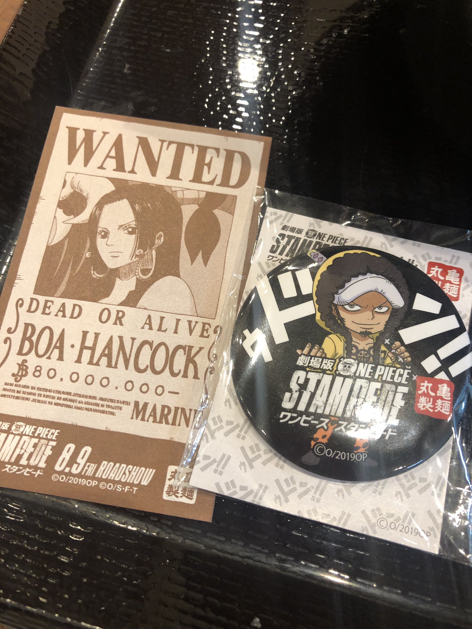 One Piece スタッフ 公式 Official Stampedeコラボ中の丸亀製麺に来ました おうどんと ツブツブのかき揚げ を注文したらローの缶バッジとハンコックの手配書うどん札をもらえたんぴーど Onepiece Stampede 興行収入25億突破 熱狂拡大中