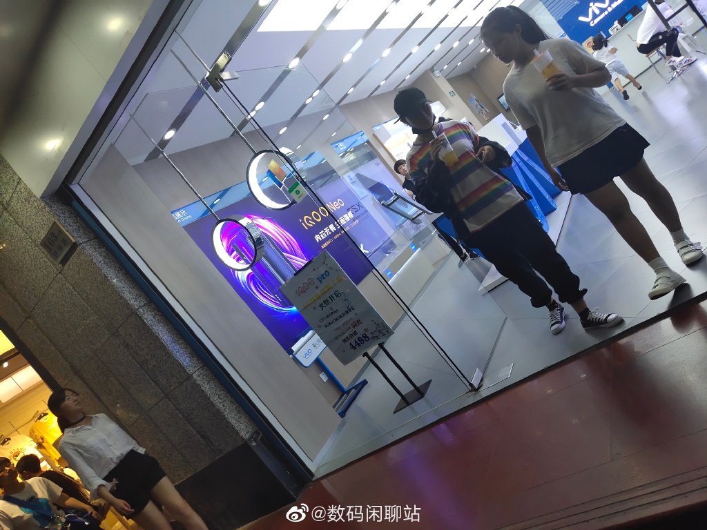 xiaomishka's tweet photo. #Vivo #iQOOPro #5G
iQOO Pro 5G price exposure.
Only 4498 yuan (639$) for Snapdragon 855 Plus processor, 4300 mAh battery (44W ultra fast charge), support 5G network, 8+128GB, UFS3.0.
Not bad ) https://t.co/i1GPvJ9oCu
