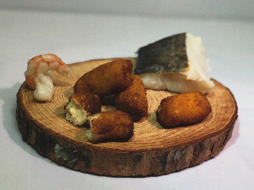 Nuestra nueva croqueta gastronómica de merluza y gambón va a gustar tanto a los más mayores como a los más pequeños. Suave y con trocitos de gambón, a nosotros nos tiene enamorados ❤
.
.
.
#productosgastronoms #cocinaparacocineros #amantesdelascroquetas #merluzaygambon #croqueta