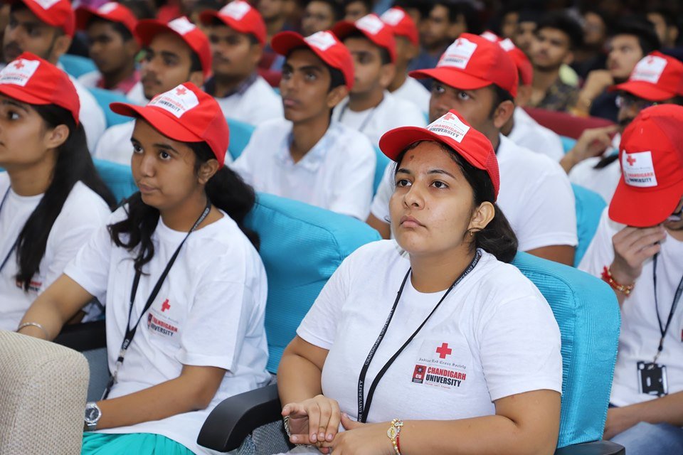 Chandigarh_uni's tweet photo. #ChandigarhUniversity in association with #IndianRedCrossSociety launches #FirstAidTrainingProgram

Shri Avinash Rai Khanna, national general secretary, #BJP and Vice-Chairman of #IRCS congratulated the first batch of 60 student volunteers who would undergo 3 day training program https://t.co/HvJCqap6cV