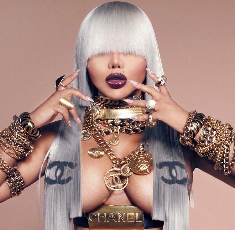 Queendom83's tweet photo. The Queen is back just like she never left......... Once again it's on! @LilKim @lilkimrealfan_ #Queendom #SheReign https://t.co/egy66zbQeK