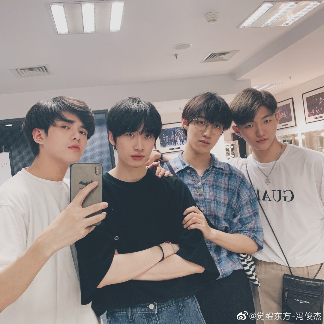 huixuanarchive's tweet photo. 190816 觉醒东方-冯俊杰 Weibo Update

bigpink reunited for huaiwei’s fanmeeting!

#车慧轩 #CheHuixuan #BIGPINK https://t.co/fMbcyavwdS
