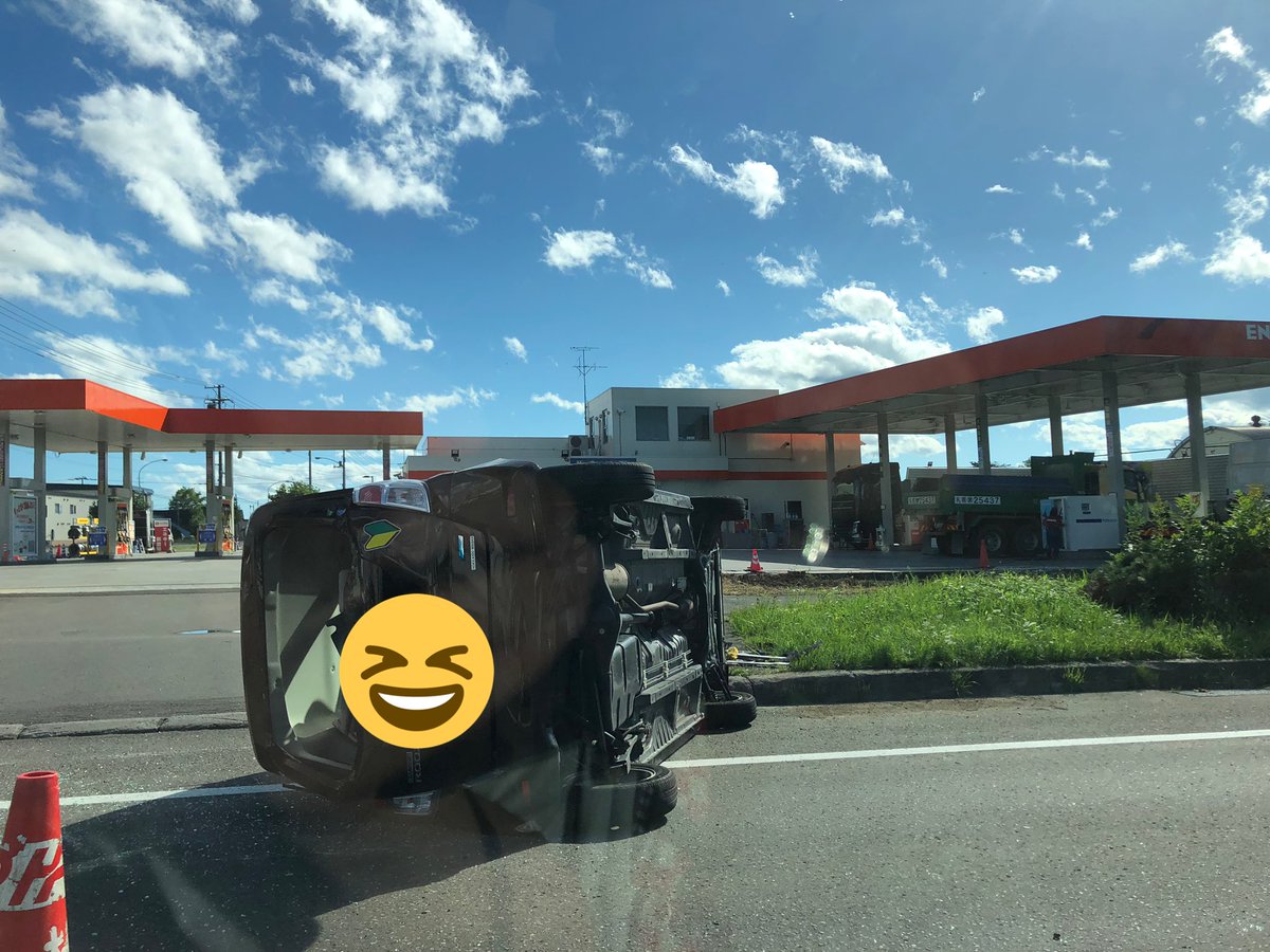 ゆい ミサ 36号線植松駅近くで軽自動車横転の事故 車線規制入ってました 連休終盤 ここにくるまでに車とバイクの接触事故も見かけたので 気をつけないとですね