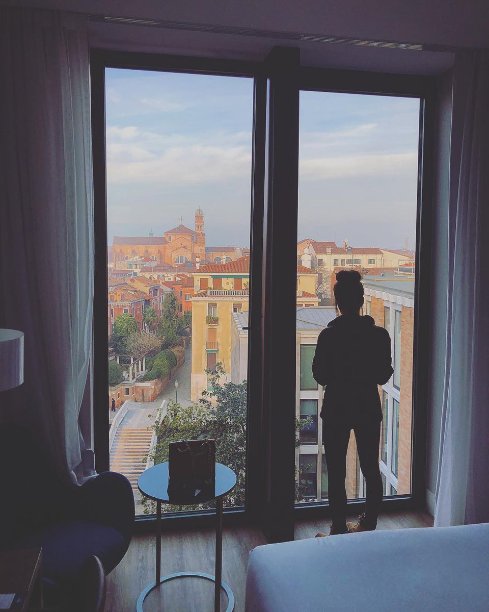 nhhotelsit's tweet image. Vista spettacolare dal nostro NH Venezia Rio Novo, dove moltissime camere si affacciano sul rio o sui tetti e i campanili della città! 

📷 untilnexttimetravels

ow.ly/8mt330p3UfR

#17agosto #venezia #roomwithview