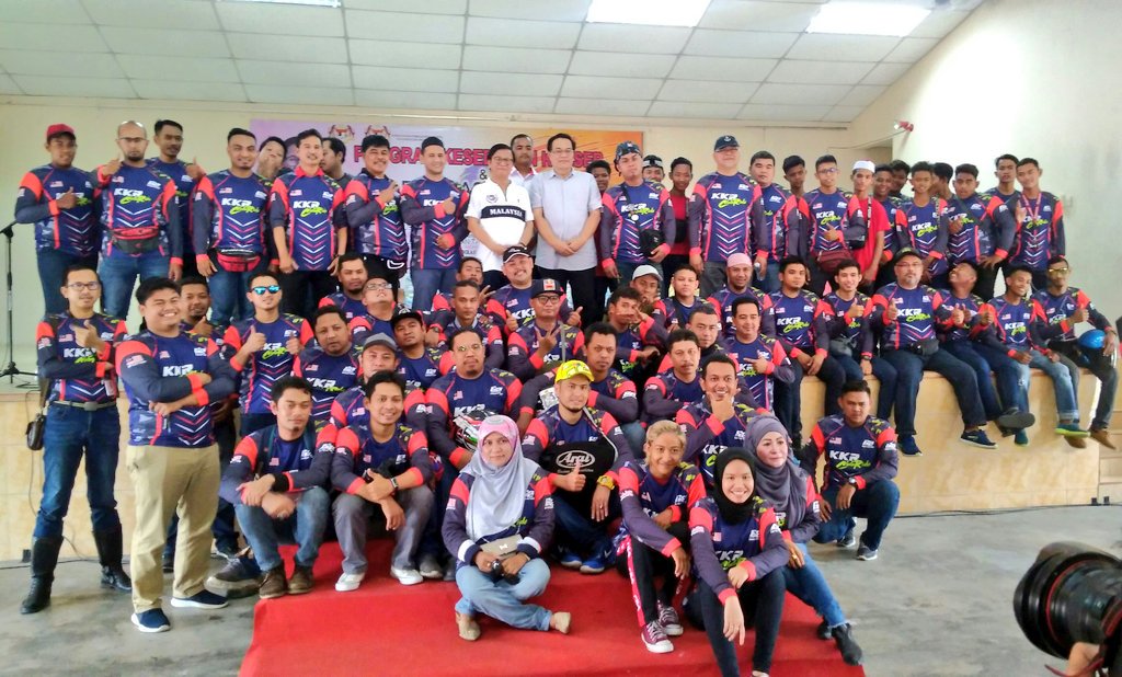 YBTM Tuan <a href="/HjAnuarTahir/">Hj Anuar Tahir</a> YBhg Dato Dr Ong Gua Pak, Timbalan KSU (Pengurusan) dan YBhg Dato Zahrul Hakim, SUB Pembangunan &amp; Penswastaan bergambar bersama kakitangan @MOWorks dan <a href="/JKRMalaysia/">JKR Malaysia</a> seusai majlis Kembara Ziarah Merdeka 2019. Terima kasih semua!