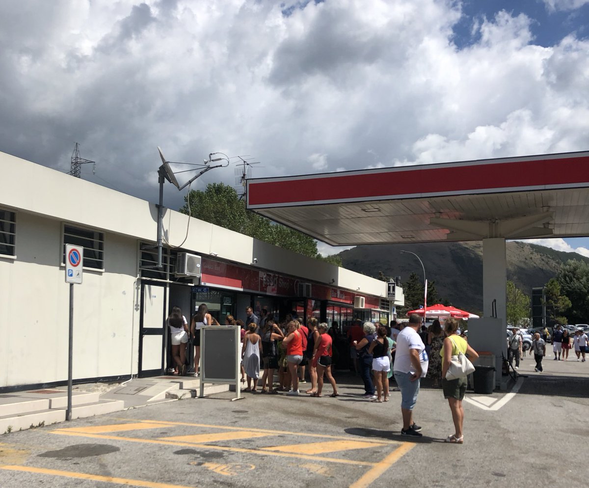 Pigmentare's tweet photo. Le foto dimostrano il livello di degrado e disorganizzazione della stazione di servizio Galdo Est località Lauria sulla Salerno Reggio Calabria. Dove un litro di diesel servito costa 1,909€. 

@clientiANAS @EssoItaliana #17agosto #vergogna https://t.co/xuzo9otVPc