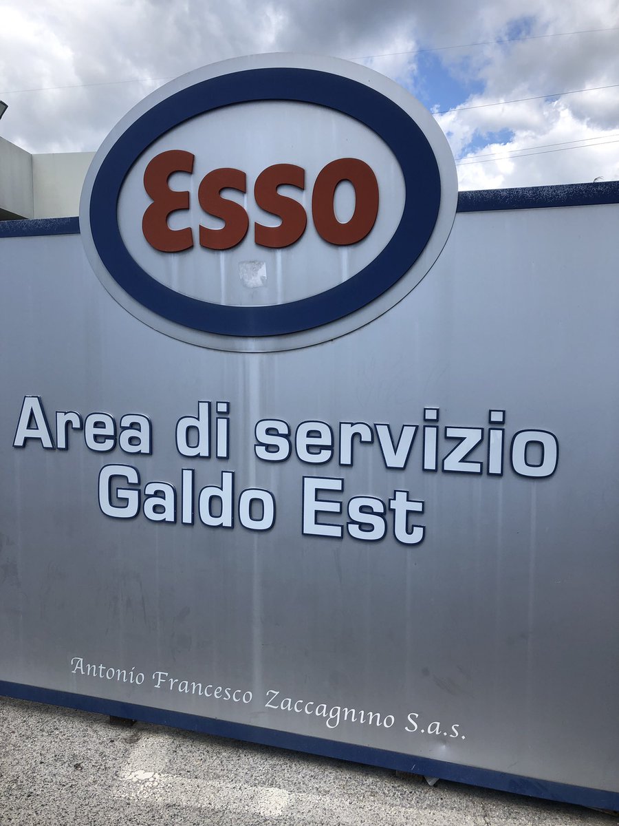Pigmentare's tweet photo. Le foto dimostrano il livello di degrado e disorganizzazione della stazione di servizio Galdo Est località Lauria sulla Salerno Reggio Calabria. Dove un litro di diesel servito costa 1,909€. 

@clientiANAS @EssoItaliana #17agosto #vergogna https://t.co/xuzo9otVPc