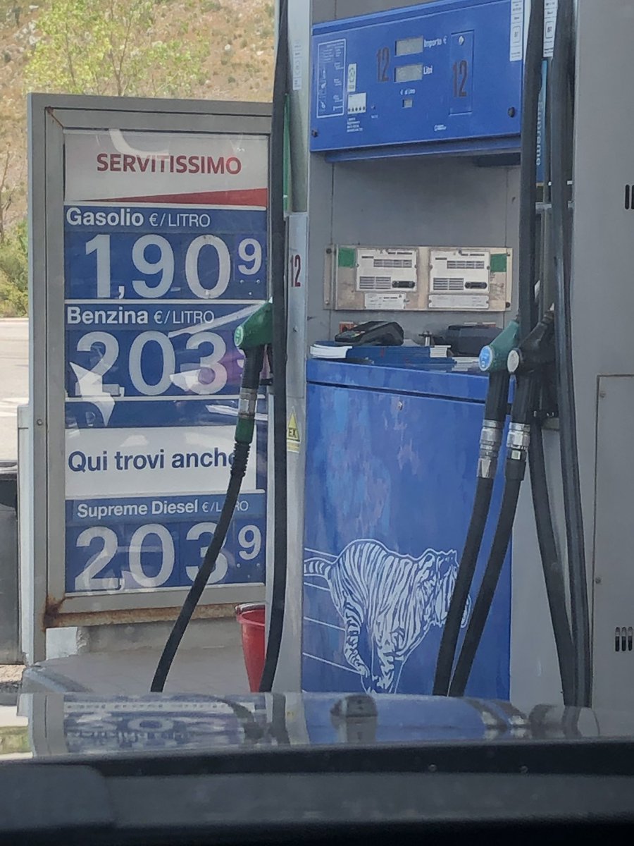 Pigmentare's tweet photo. Le foto dimostrano il livello di degrado e disorganizzazione della stazione di servizio Galdo Est località Lauria sulla Salerno Reggio Calabria. Dove un litro di diesel servito costa 1,909€. 

@clientiANAS @EssoItaliana #17agosto #vergogna https://t.co/xuzo9otVPc