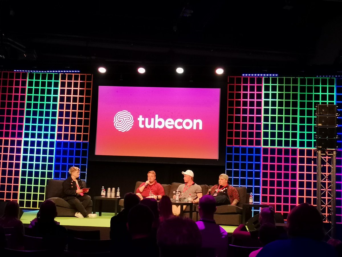 helenakuortti's tweet photo. Aiheena Podcastit🤩🎙️
Super mielenkiintoinen ja hyvä paneelikeskustelu!! Ja erittäin  ajankohtainen aihe, kun Podcastit suosiossa💎🤩👌🏻

@TUBECONfi #tubecon #tubecon2019 #podcast https://t.co/mQpTaY7R3J